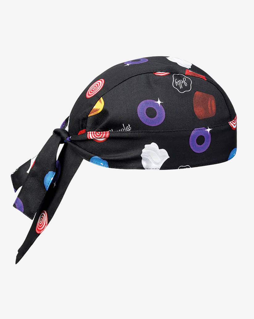 Bandana da cucina in cotone nera con stampa all-over di caramelle gommose colorate e lacci posteriori regolabili.