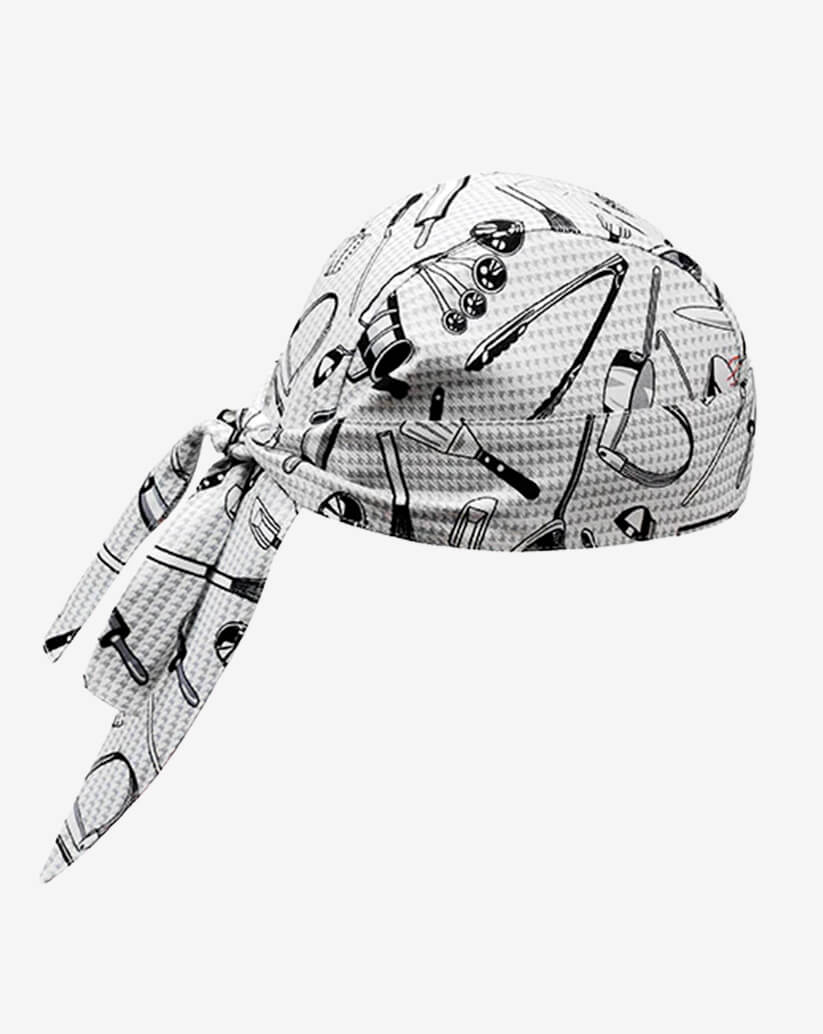 Bandana da cucina in cotone bianca con stampa tecnica di utensili da cuoco neri e lacci posteriori regolabili.