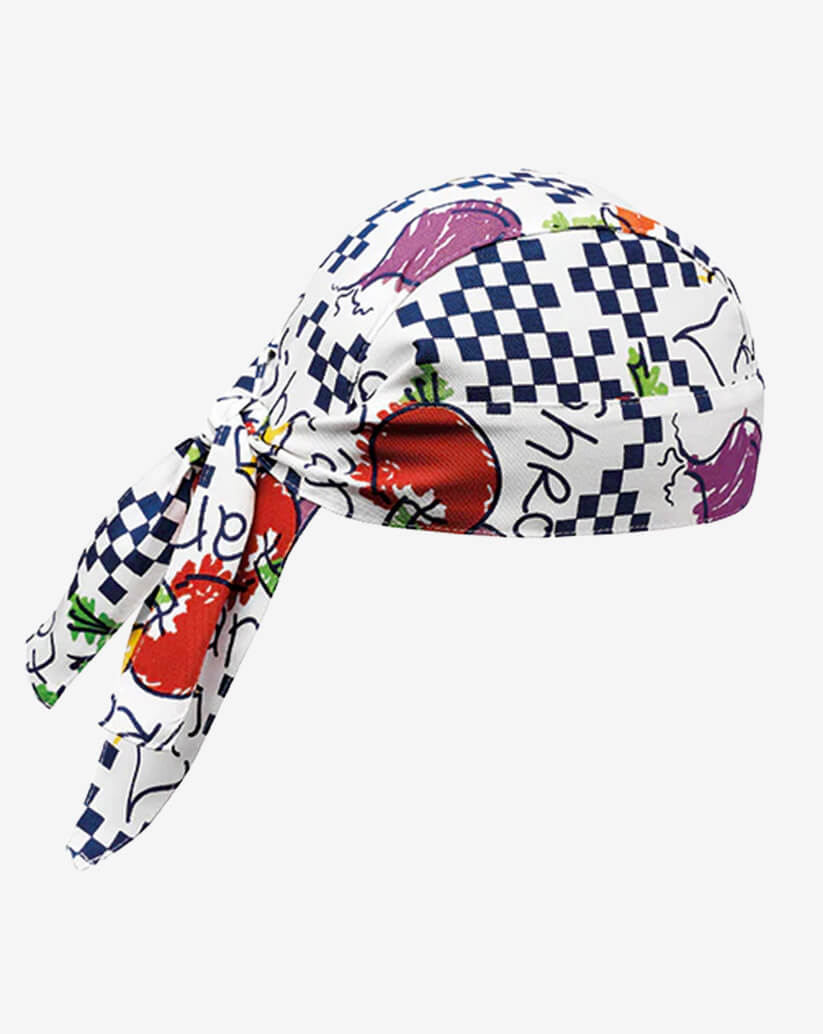 Bandana da cucina in cotone bianca con inserti a scacchi neri e stampa di ortaggi colorati e lacci posteriori regolabili.