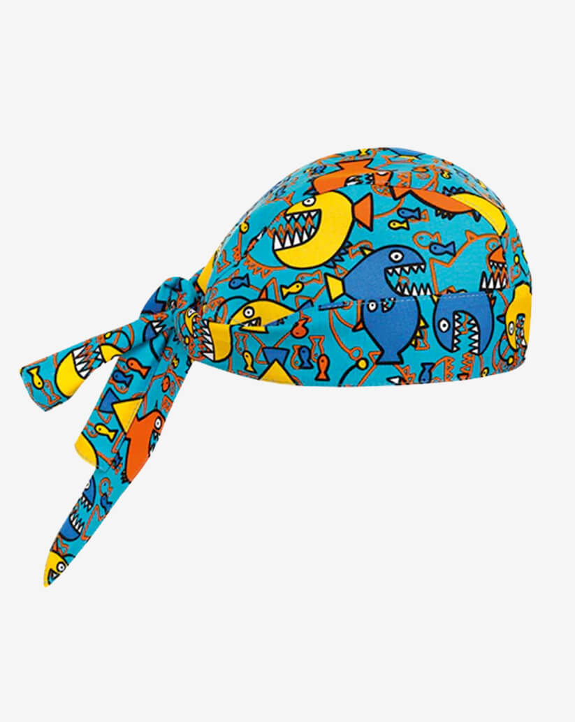 Bandana da cucina in cotone azzurra con stampa grafica di squaletti colorati e lacci posteriori regolabili.