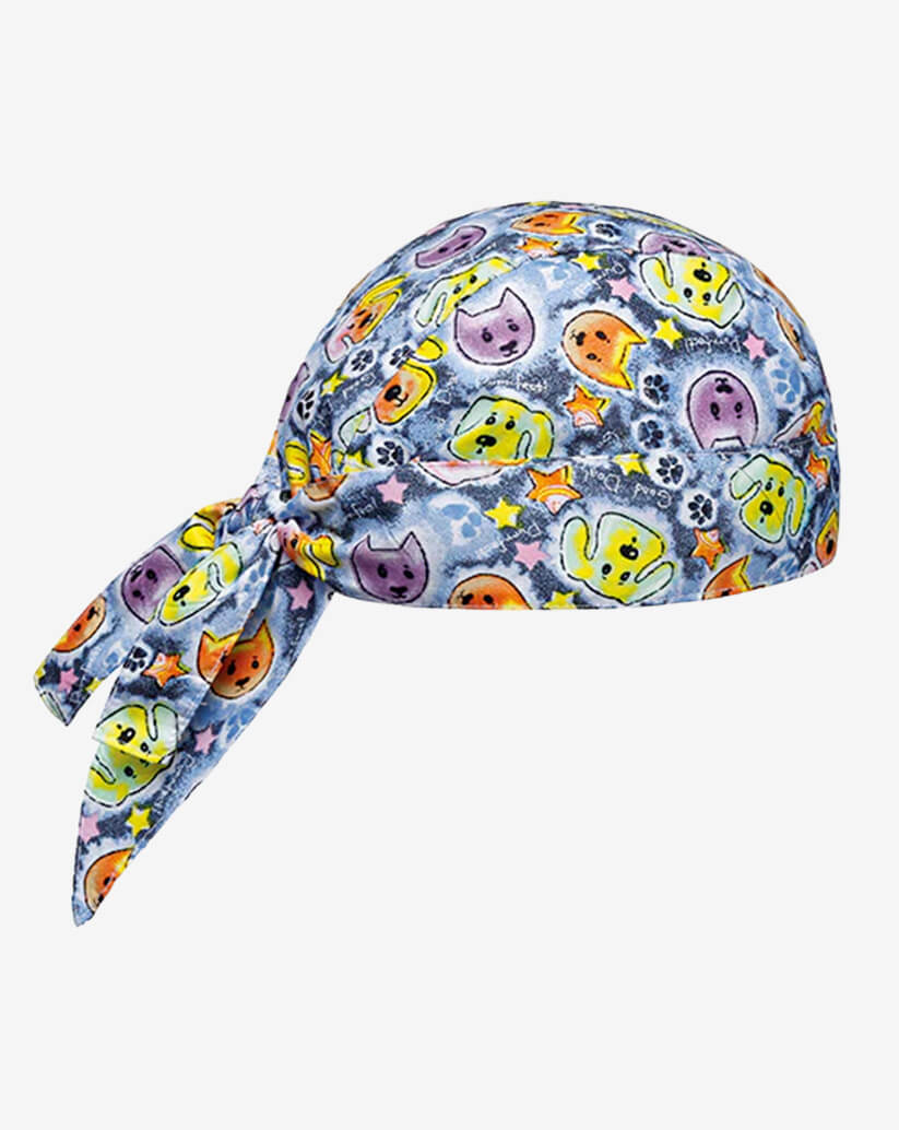 Bandana da cucina in cotone azzurra con stampa all-over di cani e gatti e lacci posteriori regolabili.