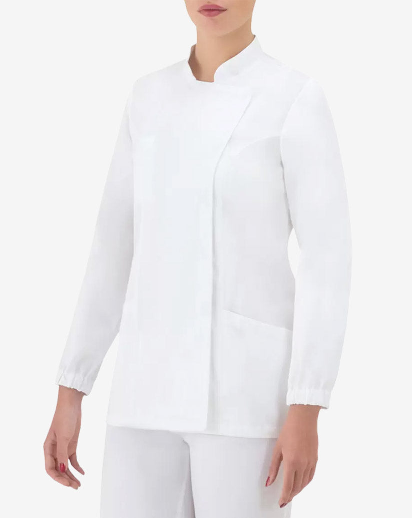 Casacca donna bianca in satin elasticizzato con collo alla coreana, abbottonatura nascosta, maniche lunghe con polsini elastici e linea slim fit.