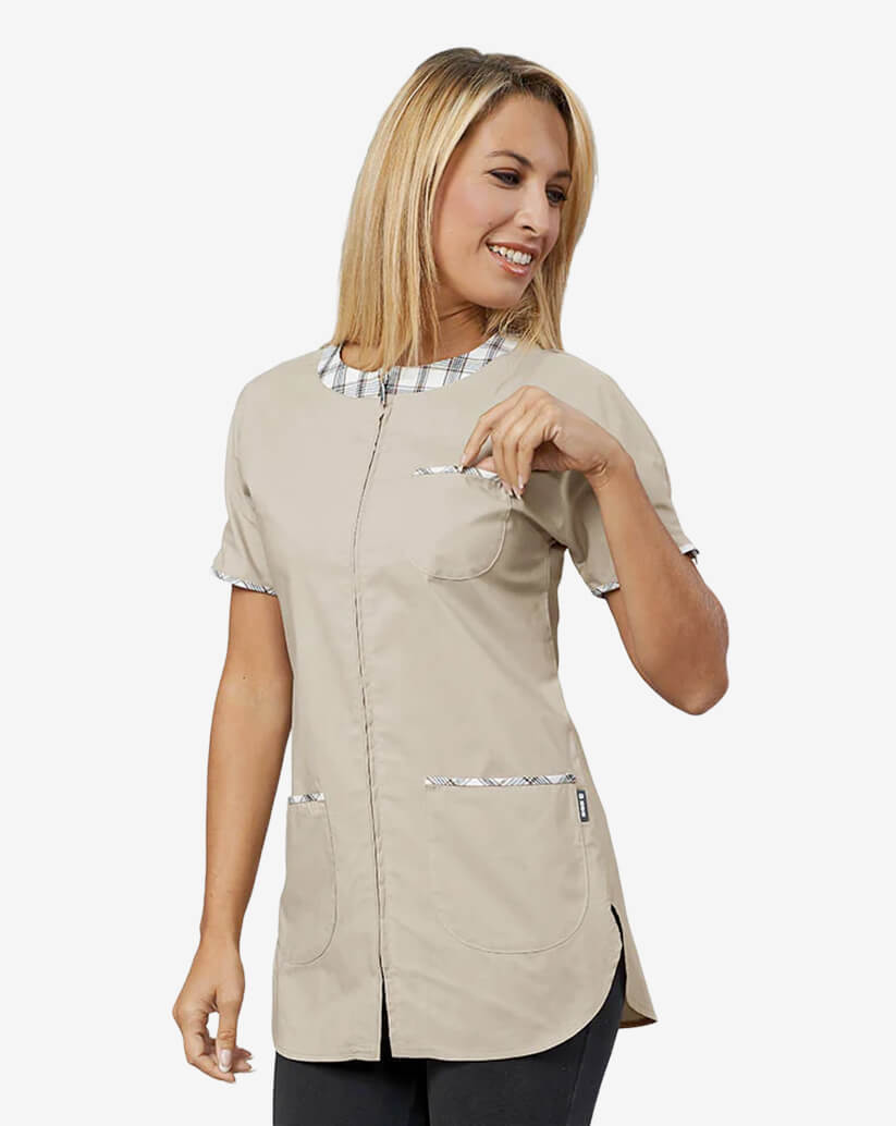 Casacca donna beige a manica corta con zip, taschino, tasche anteriori e profili a contrasto con trama a quadri.