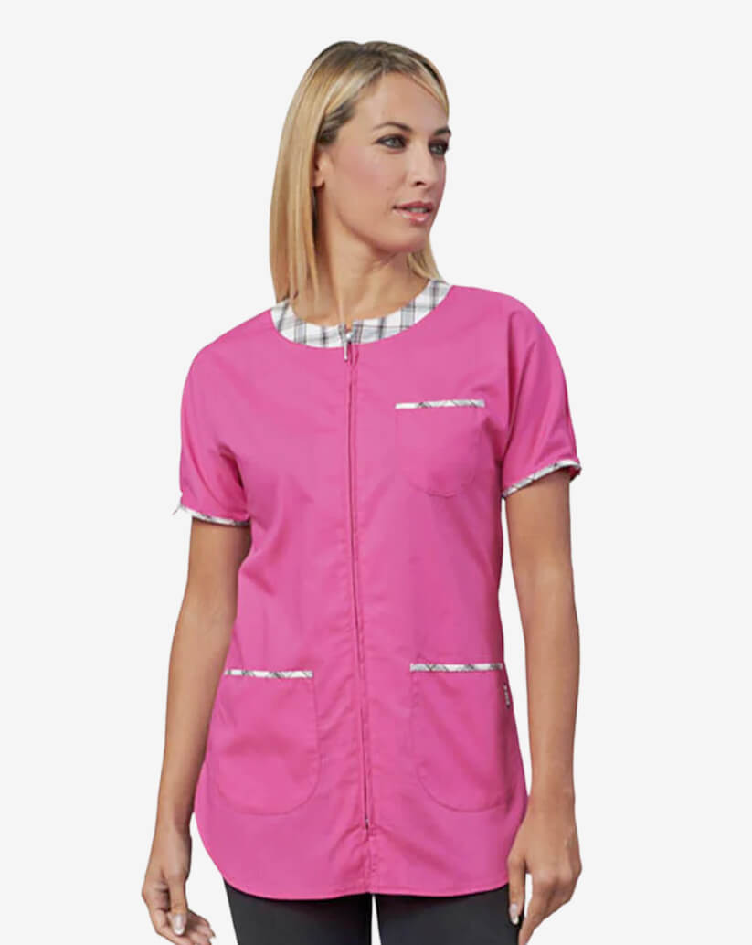 Casacca donna fucsia a manica corta con zip, taschino, tasche anteriori e profili a contrasto con trama a quadri.