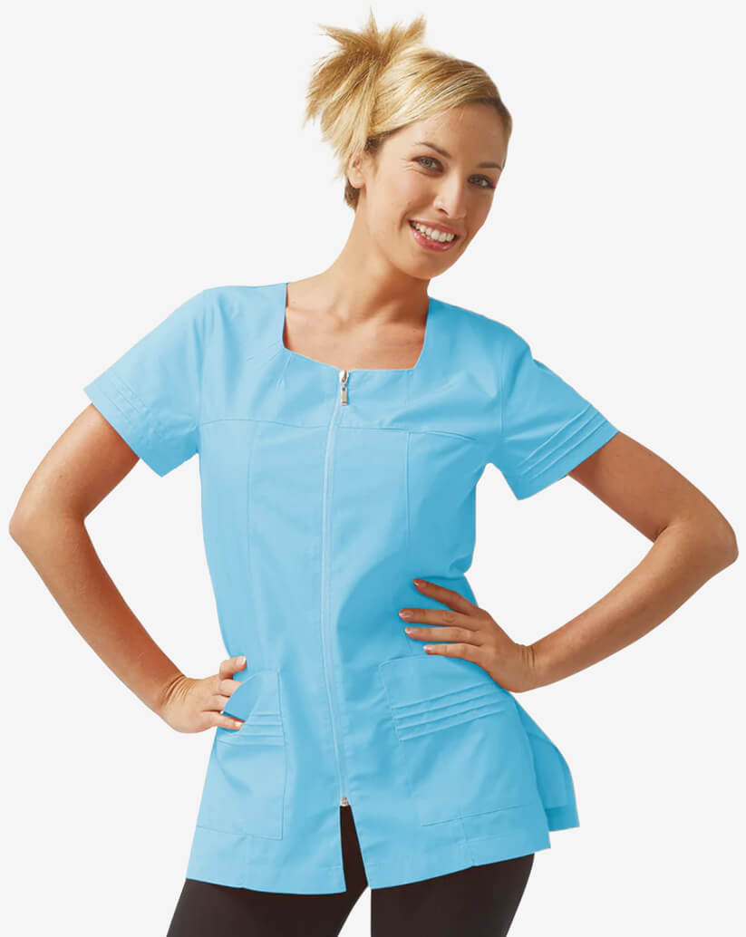 Casacca donna turchese a maniche corte con zip centrale, scollo quadrato e ampie tasche anteriori.