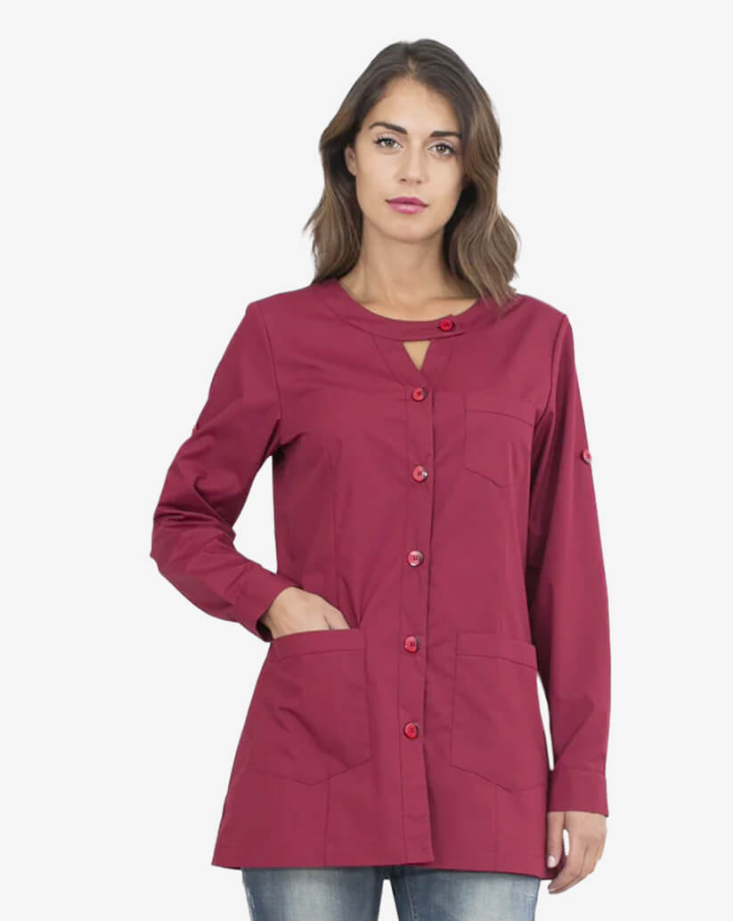 Casacca donna bordeaux  a manica lunga in cotone e poliestere con bottoni e tasche anteriori.