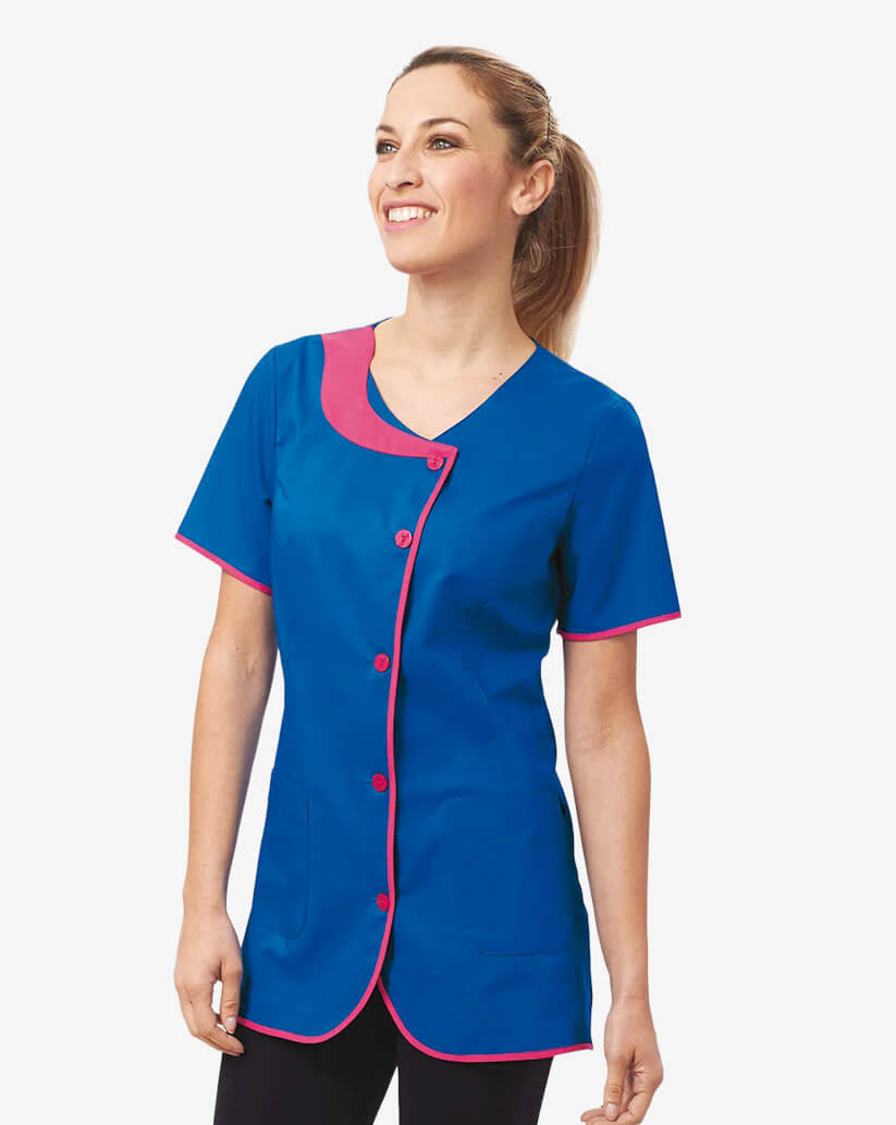 Casacca donna bluette a manica corta con profili fucsia a contrasto, bottoni e tasche anteriori.