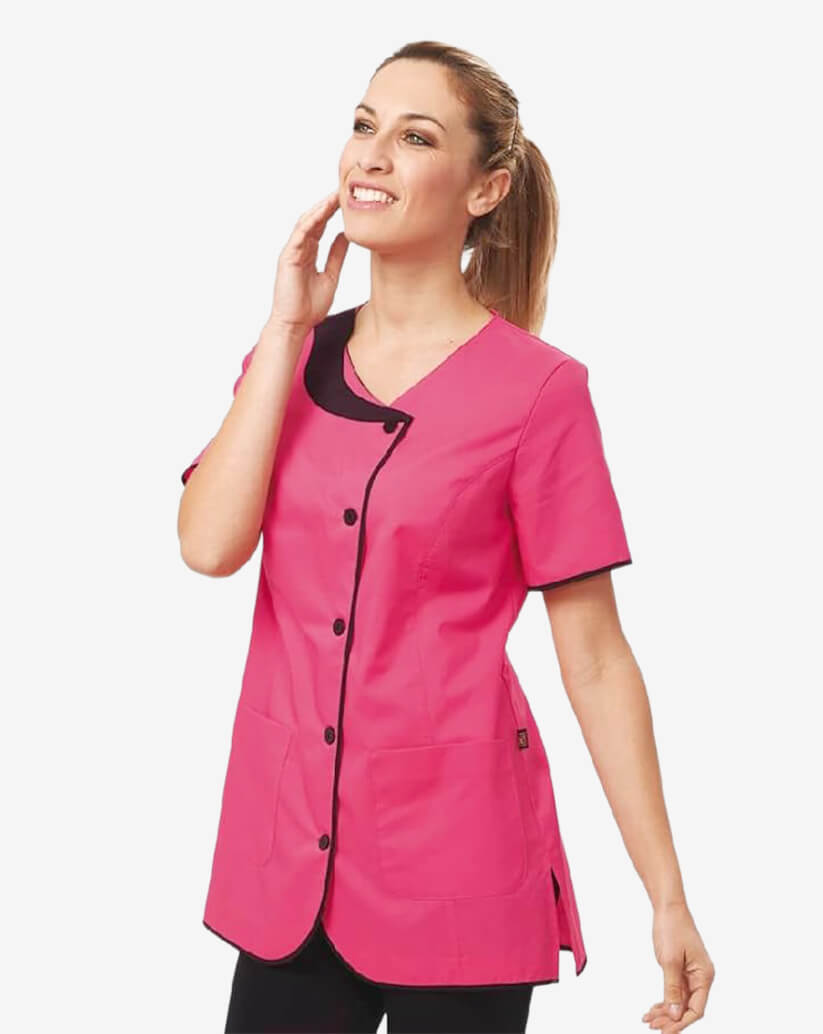 Casacca donna fucsia a manica corta con profili neri a contrasto, bottoni e tasche anteriori.