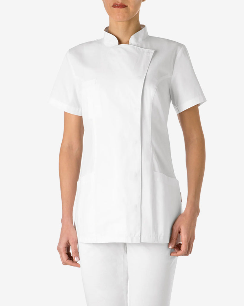 Casacca donna bianca in satin elasticizzato con collo alla coreana, abbottonatura nascosta, maniche corte e linea slim fit.