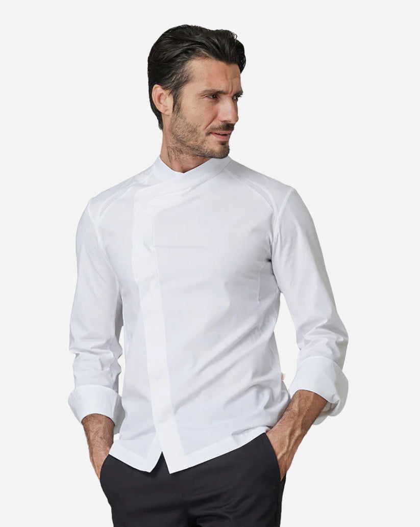 Giacca uomo bianca in cotone elasticizzato con allacciatura laterale a bottoni a pressione, scollo alla coreana e maniche lunghe.