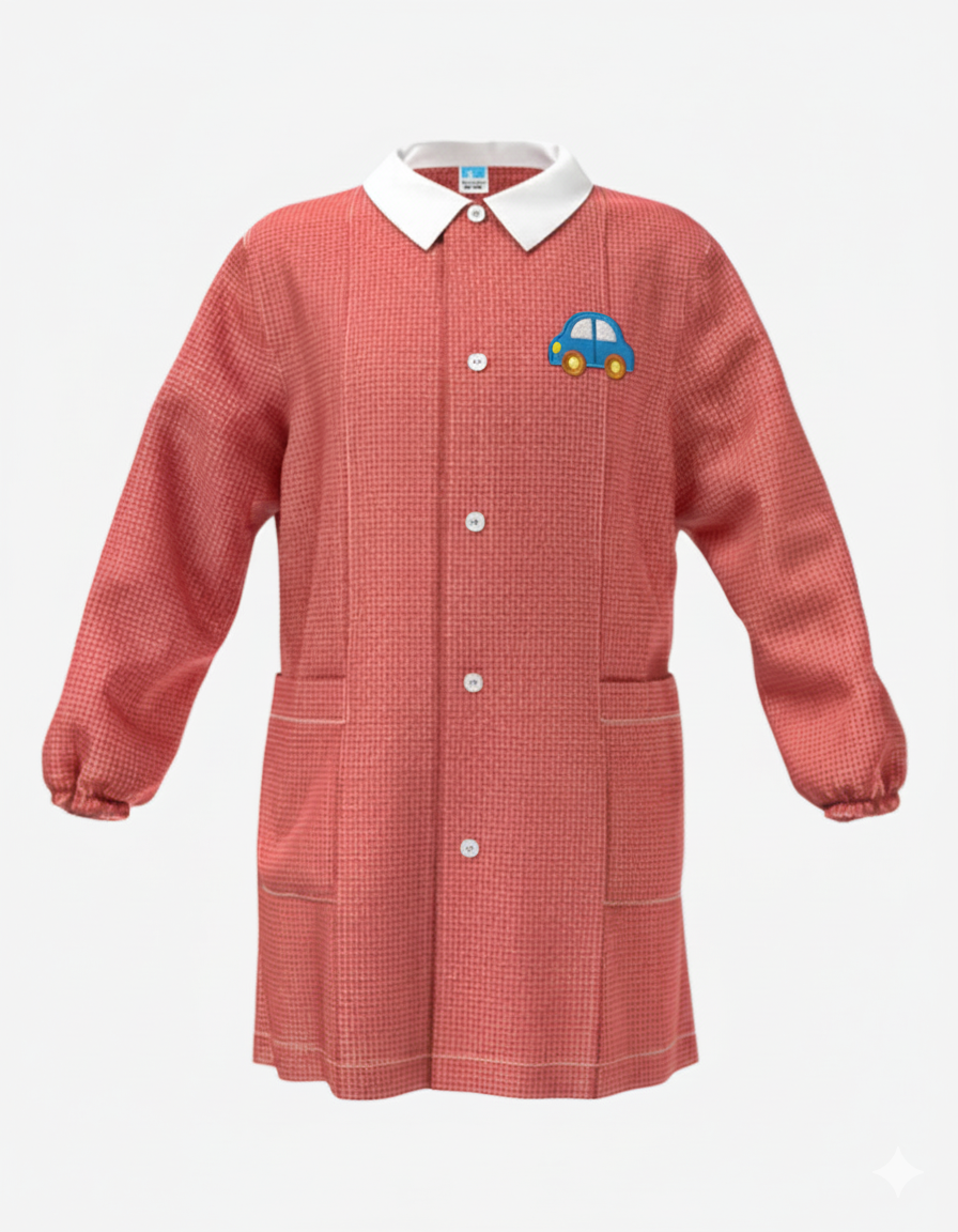 Grembiule da asilo con ricamo  per bambino in  rosso a quadretti, caratterizzato da un colletto bianco a contrasto, allacciatura centrale con bottoni, due ampie tasche laterali e polsini elasticizzati.
