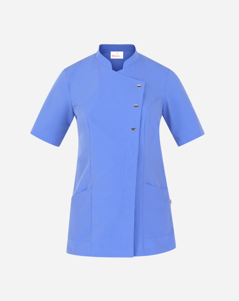 Casacca donna azzurra in poliestere con scollo alla coreana, abbottonatura asimmetrica, maniche corte e due tasche laterali.