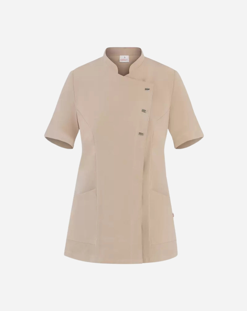 Casacca donna beige in poliestere con scollo alla coreana, abbottonatura asimmetrica, maniche corte e due tasche laterali.