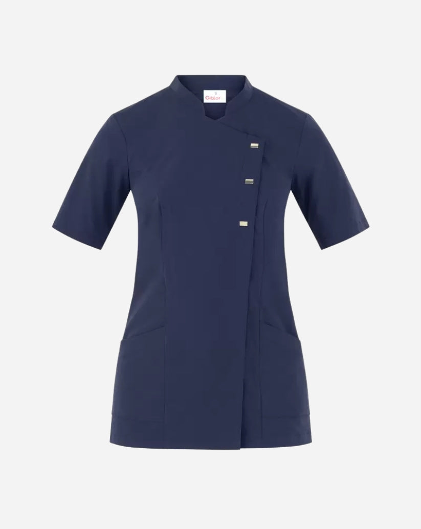 Casacca donna blu in poliestere con scollo alla coreana, abbottonatura asimmetrica, maniche corte e due tasche laterali.