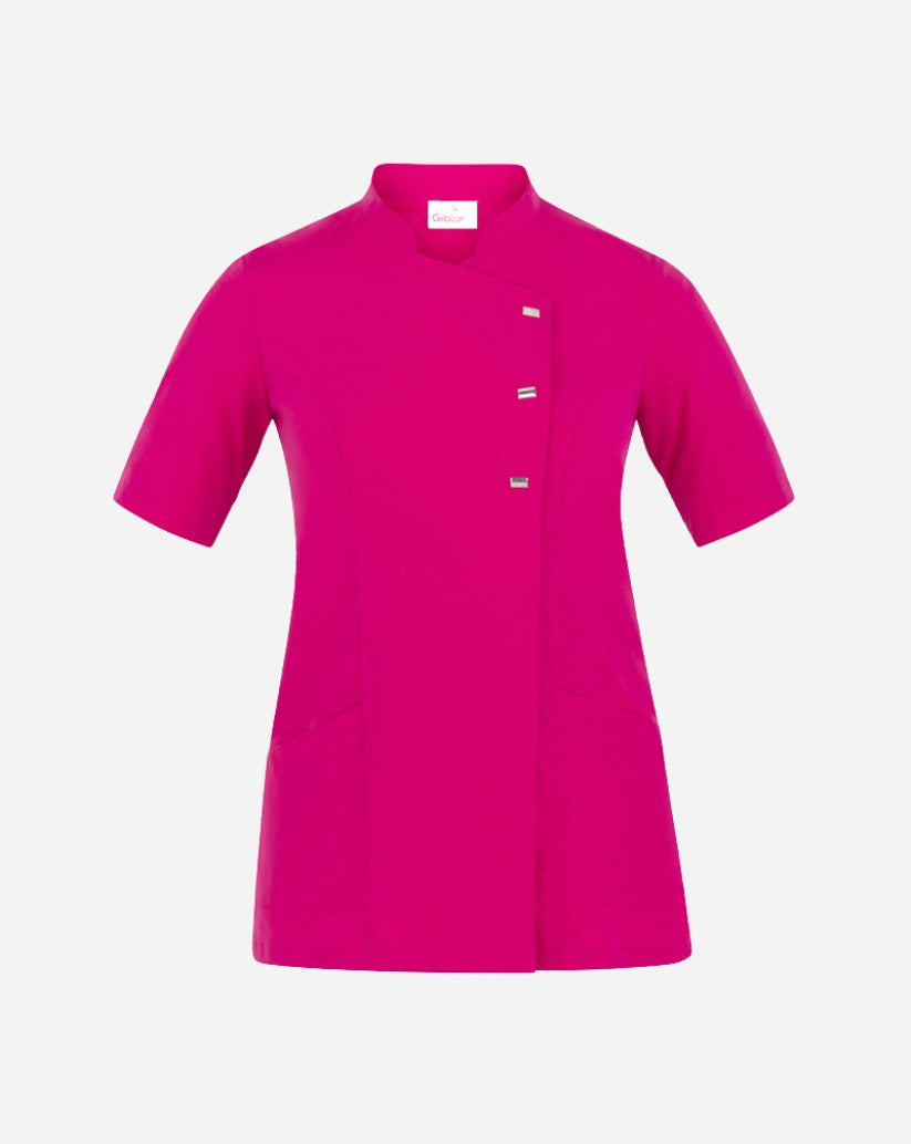 Casacca donna fucsia in poliestere con scollo alla coreana, abbottonatura asimmetrica, maniche corte e due tasche laterali.