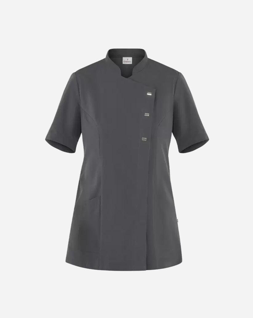 Casacca donna grigia in poliestere con scollo alla coreana, abbottonatura asimmetrica, maniche corte e due tasche laterali.