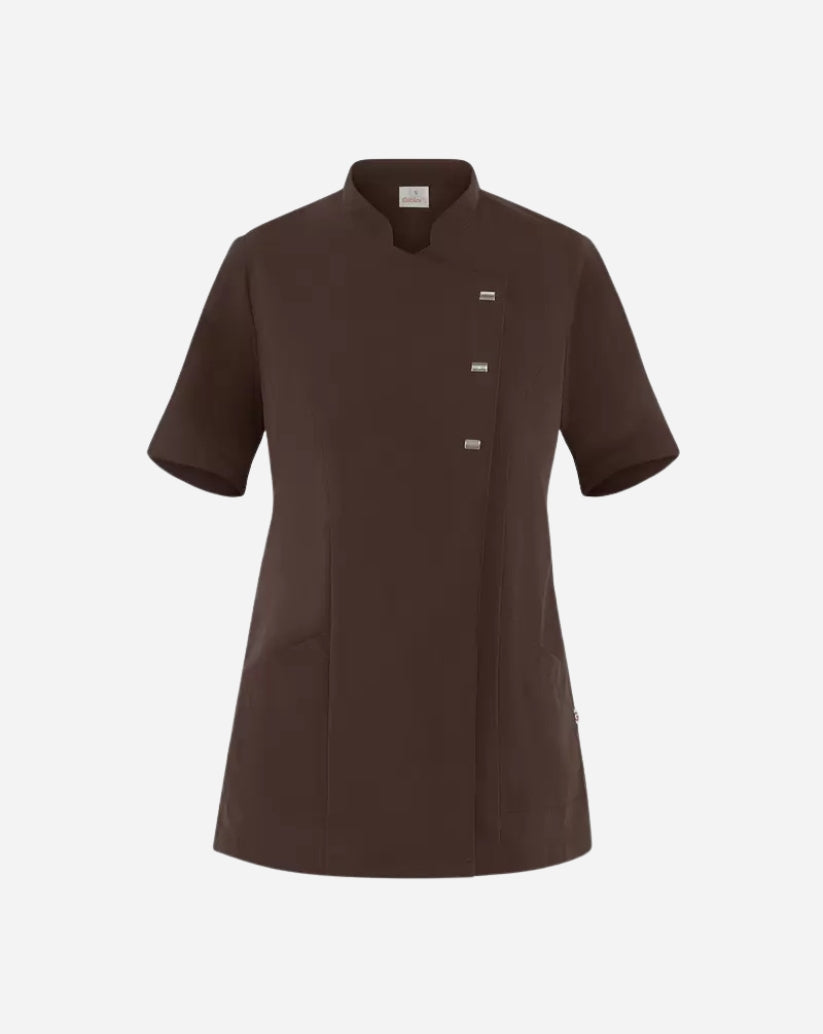 Casacca donna merrone in poliestere con scollo alla coreana, abbottonatura asimmetrica, maniche corte e due tasche laterali.