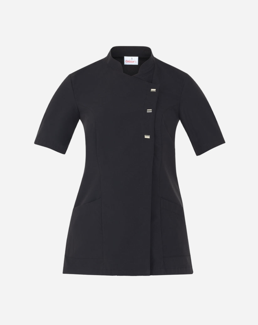 Casacca donna nera in poliestere con scollo alla coreana, abbottonatura asimmetrica, maniche corte e due tasche laterali.