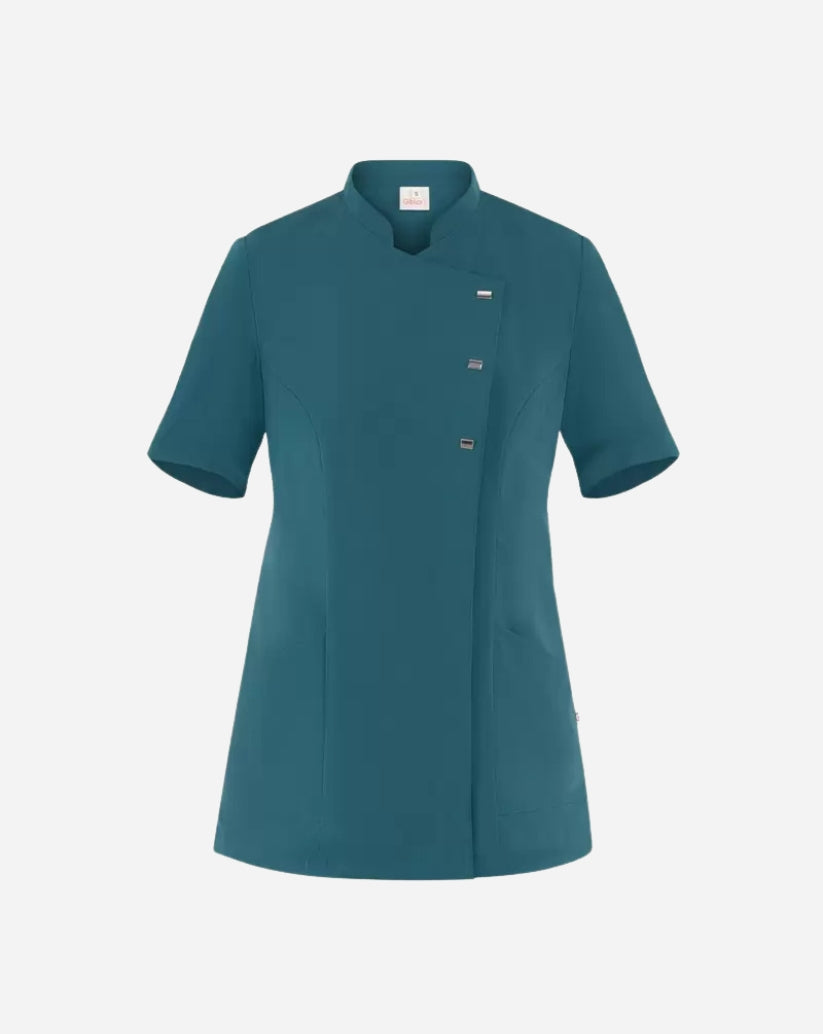 Casacca donna ottanio in poliestere con scollo alla coreana, abbottonatura asimmetrica, maniche corte e due tasche laterali.