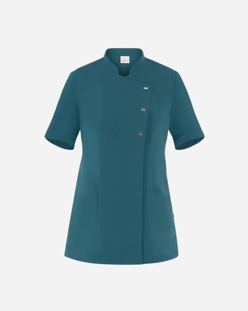 Casacca donna ottanio in poliestere con scollo alla coreana, abbottonatura asimmetrica, maniche corte e due tasche laterali.