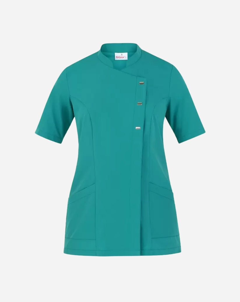 Casacca donna petrolio in poliestere con scollo alla coreana, abbottonatura asimmetrica, maniche corte e due tasche laterali.