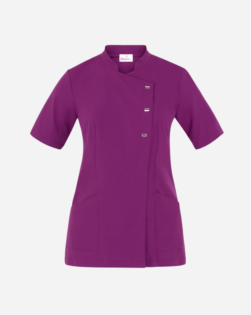 Casacca donna prugna in poliestere con scollo alla coreana, abbottonatura asimmetrica, maniche corte e due tasche laterali.