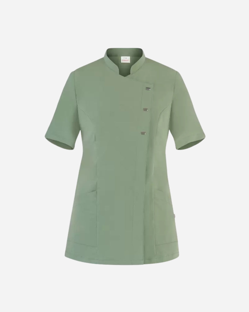 Casacca donna verde salvia in poliestere con scollo alla coreana, abbottonatura asimmetrica, maniche corte e due tasche laterali.