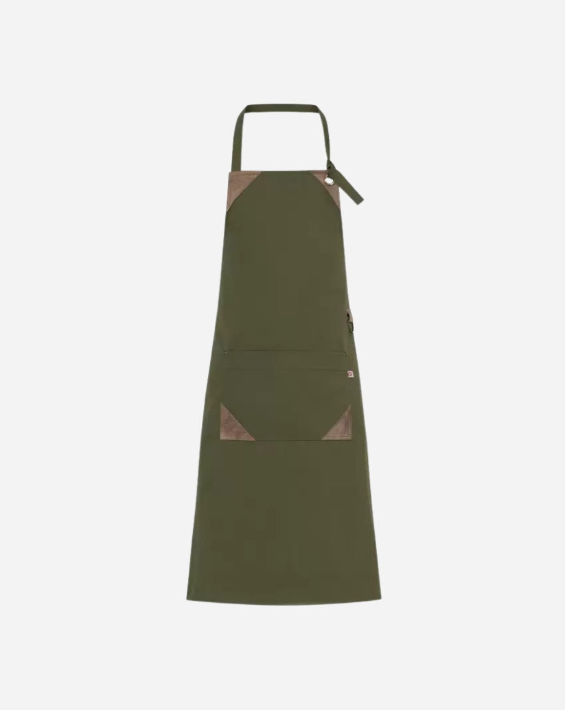 Grembiule unisex verde militare in poliestere e cotone con pettorina, ampia tasca centrale e dettagli decorativi in alcantara.