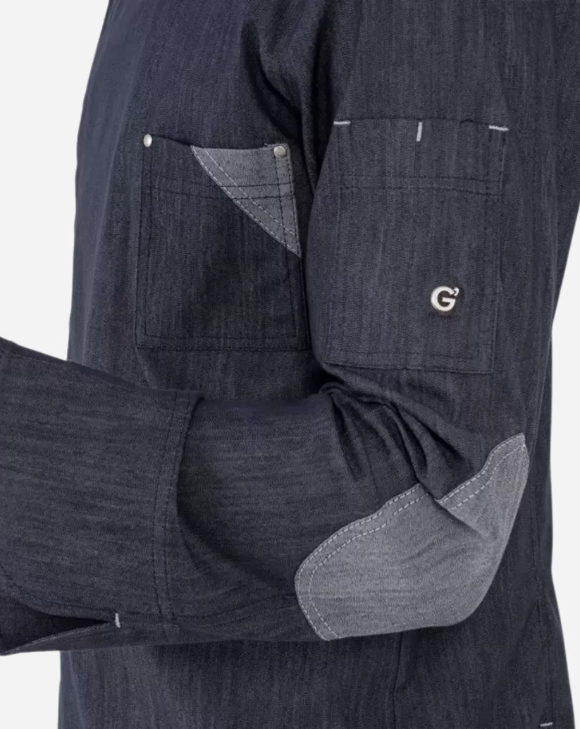 Giacca uomo in jeans  stretch con collo alla coreana, abbottonatura nascosta, maniche lunghe e dettagli a contrasto su spalle e taschino.