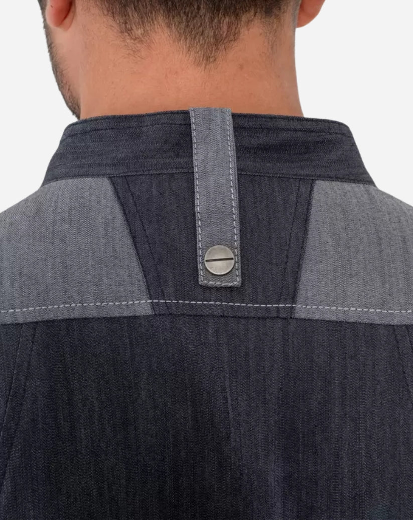 Giacca uomo in jeans  stretch con collo alla coreana, abbottonatura nascosta, maniche lunghe e dettagli a contrasto su spalle e taschino.