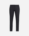 Il pantalone da donna Rebecca di colore nero di poliestere e viscosa  presenta un taglio elegante con vestibilità Slim Fit.