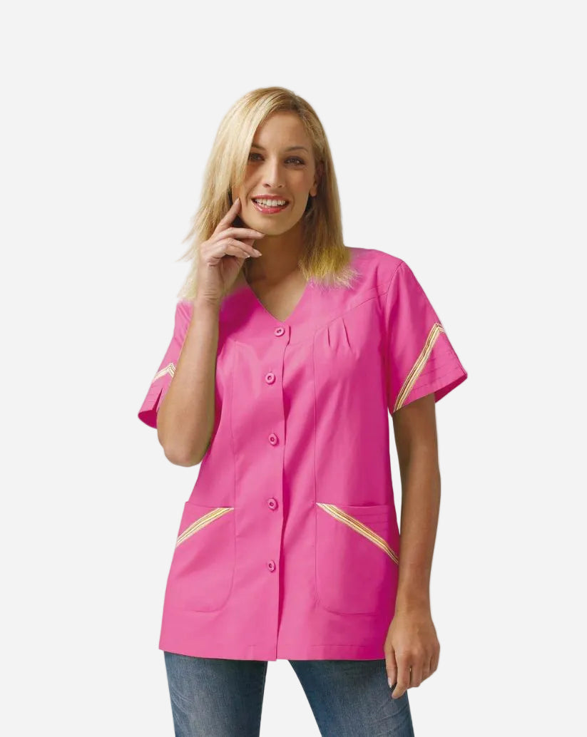 
Casacca donna fucsia in tessuto stiro facile con bottoni centrali, scollo a V, maniche corte e tasche con profili contrasto.