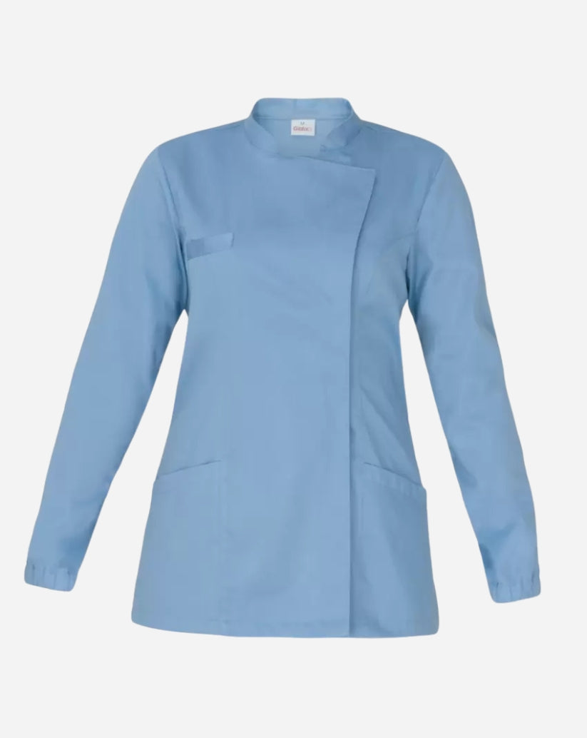 Casacca donna azzurra in satin elasticizzato con collo alla coreana, abbottonatura nascosta, maniche lunghe con polsini elastici e linea slim fit.