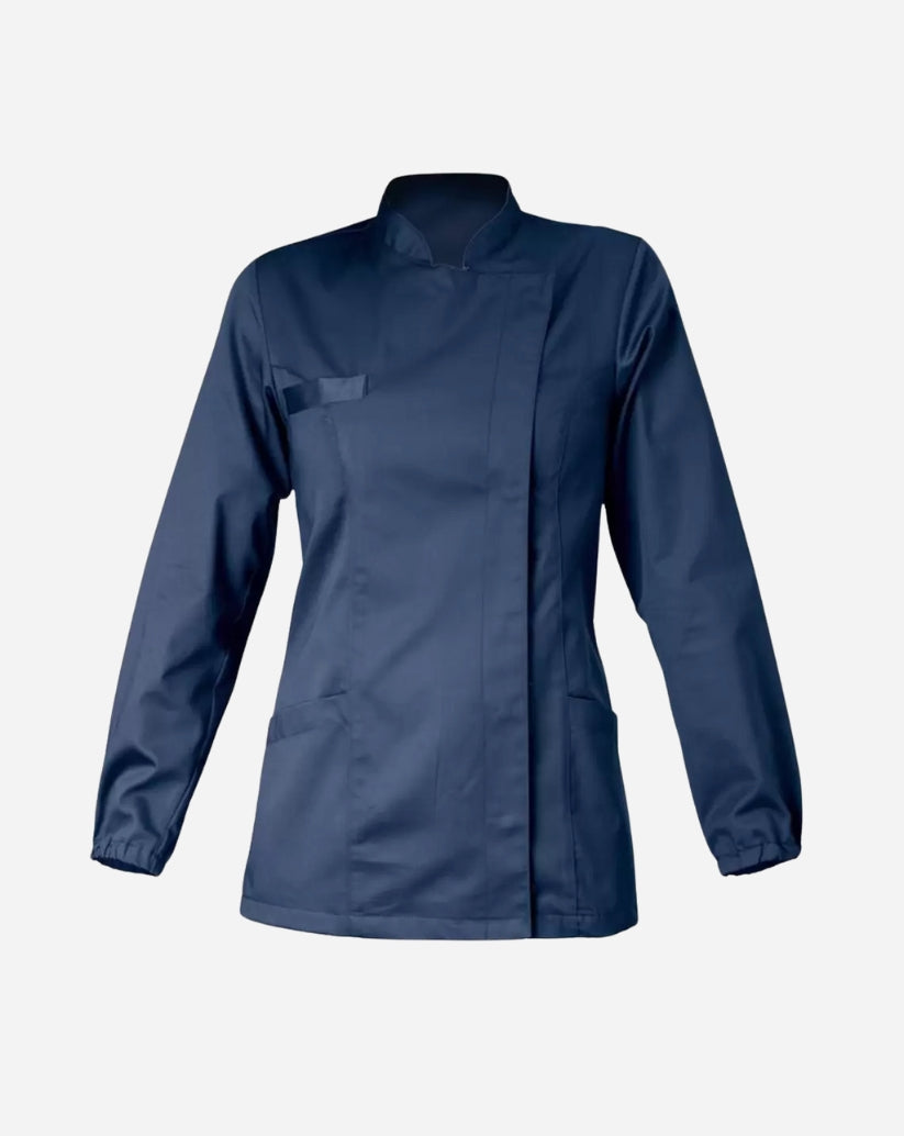 Casacca donna blu in satin elasticizzato con collo alla coreana, abbottonatura nascosta, maniche lunghe con polsini elastici e linea slim fit.