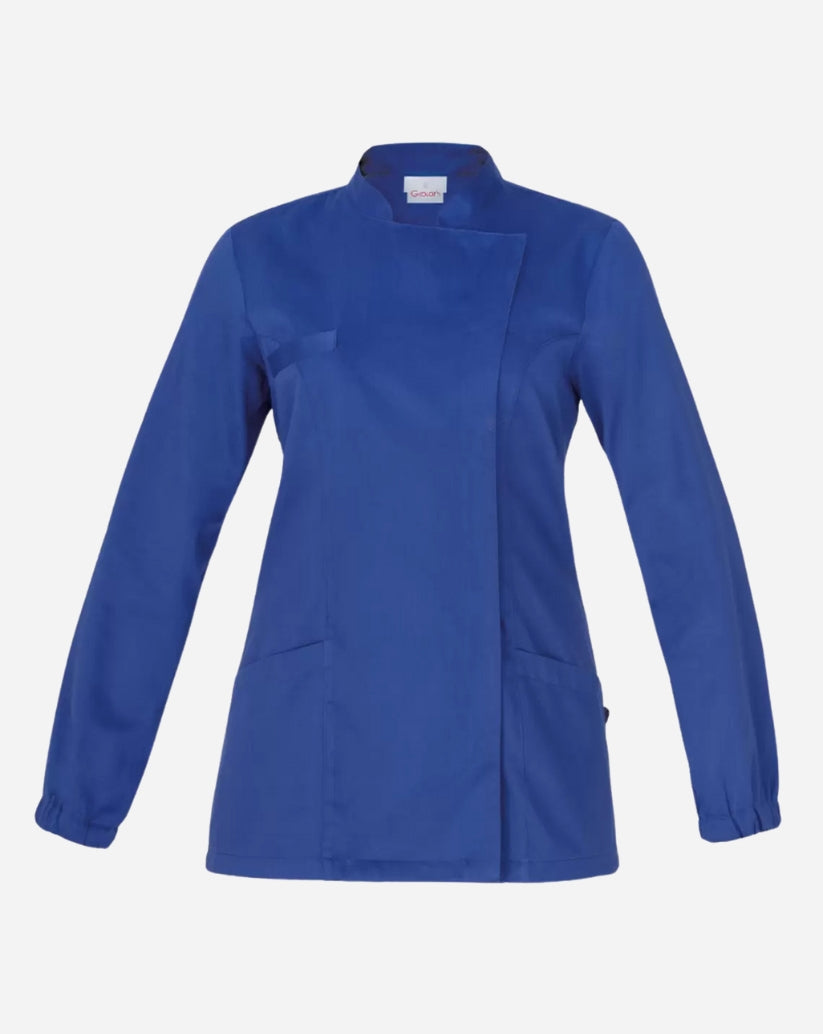 Casacca donna bluette in satin elasticizzato con collo alla coreana, abbottonatura nascosta, maniche lunghe con polsini elastici e linea slim fit.