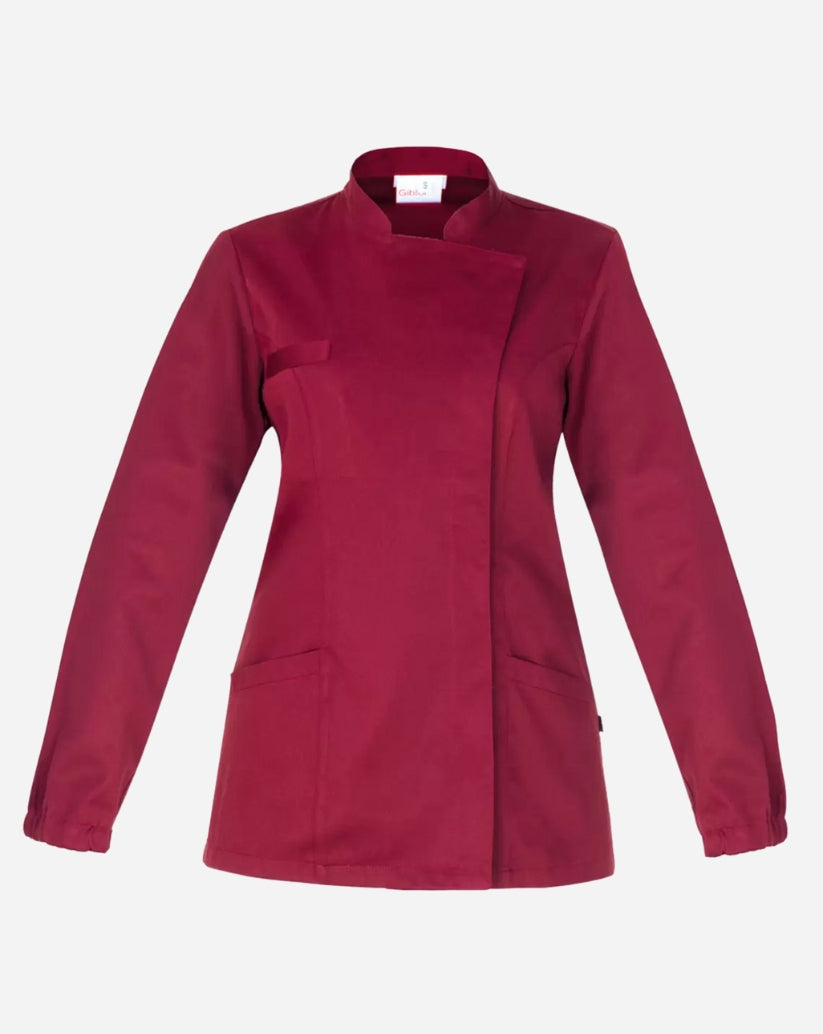 Casacca donna bordeaux in satin elasticizzato con collo alla coreana, abbottonatura nascosta, maniche lunghe con polsini elastici e linea slim fit.