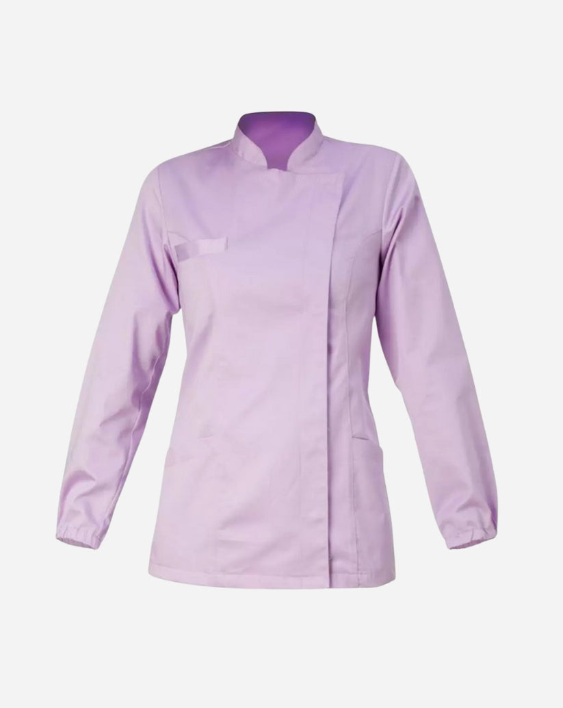 Casacca donna lilla in satin elasticizzato con collo alla coreana, abbottonatura nascosta, maniche lunghe con polsini elastici e linea slim fit.