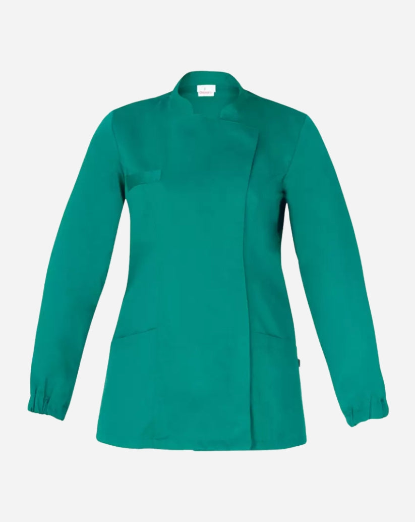 Casacca donna verde in satin elasticizzato con collo alla coreana, abbottonatura nascosta, maniche lunghe con polsini elastici e linea slim fit.