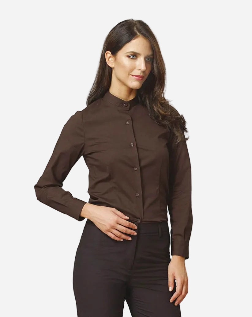 Camicia donna marrone con collo alla coreana in tessuto elasticizzato, massimo comfort , pinces davanti e dietro taglio slim fit