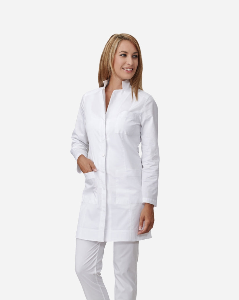 Camice donna bianco in cotone elasticizzato con allacciatura nascosta, scollo alla coreana, tre tasche e maniche lunghe.