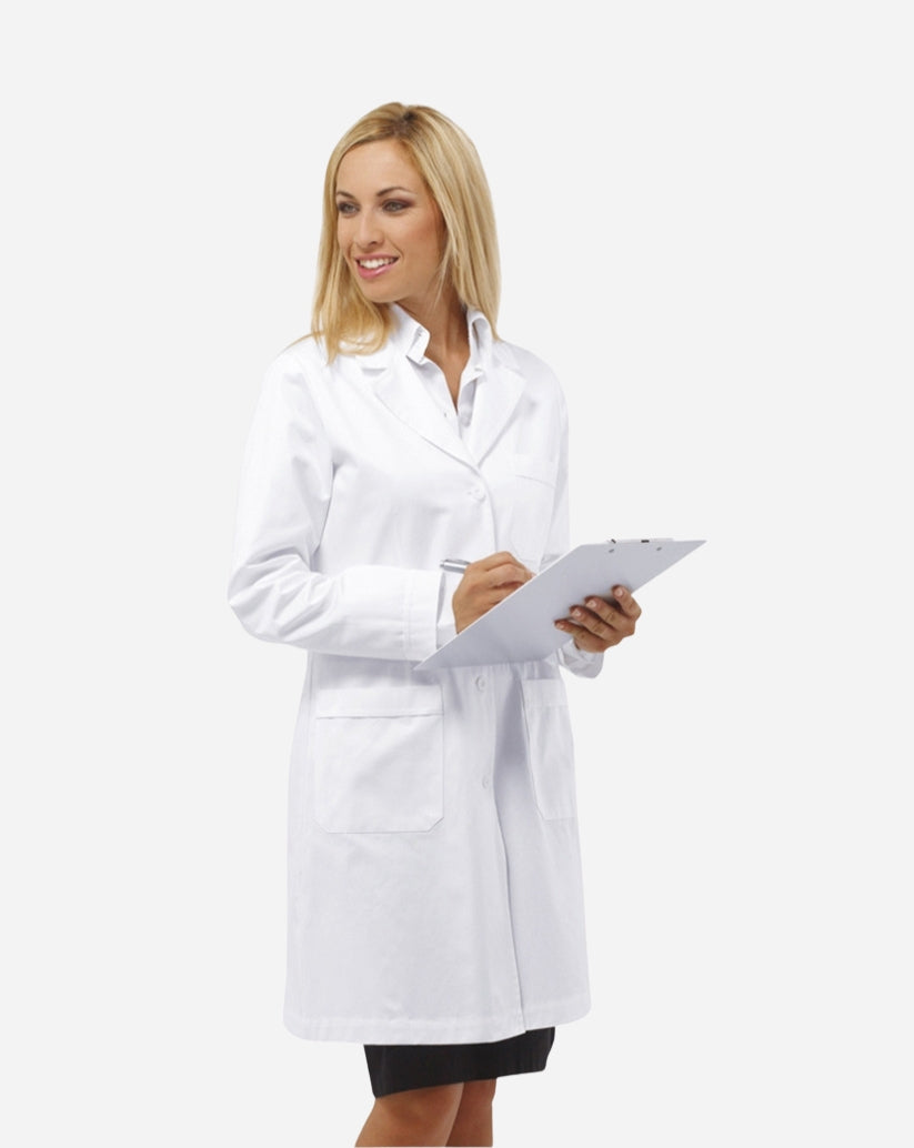 Camice donna bianco slim fit con allacciatura centrale a bottoni, colletto a revers, maniche lunghe e tre tasche applicate.