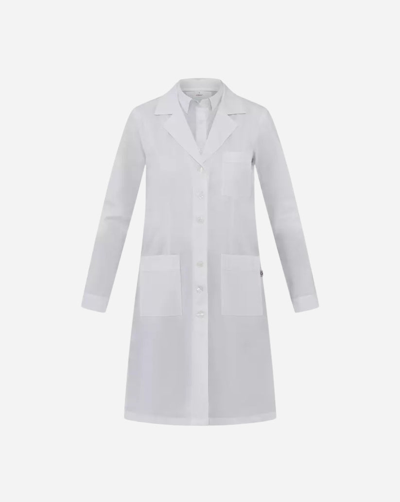 Camice donna bianco in Tencel™ elasticizzato con collo classico a revers, bottoni centrali e tre tasche frontali.