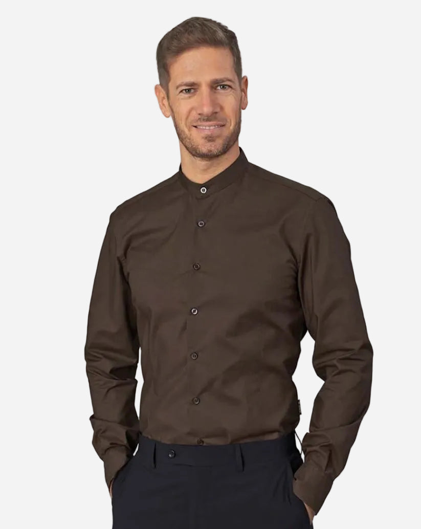 Camicia uomo marrone con collo alla coreana in tessuto elasticizzato, massimo comfort , pinces davanti e dietro taglio slim fit