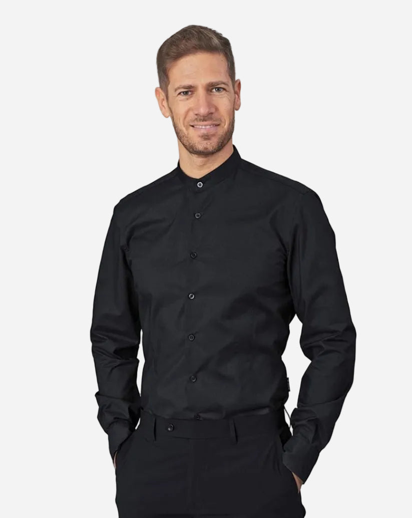 Camicia uomo nera  con collo alla coreana in tessuto elasticizzato, massimo comfort , pinces davanti e dietro taglio slim fit