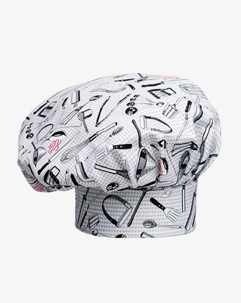 Cappello da cuoco bianco a micro-quadretti in misto cotone con fantasia tecnica a tema utensili da cucina neri e rossi, fascia piatta regolabile con velcro e parte superiore a sbuffo.
