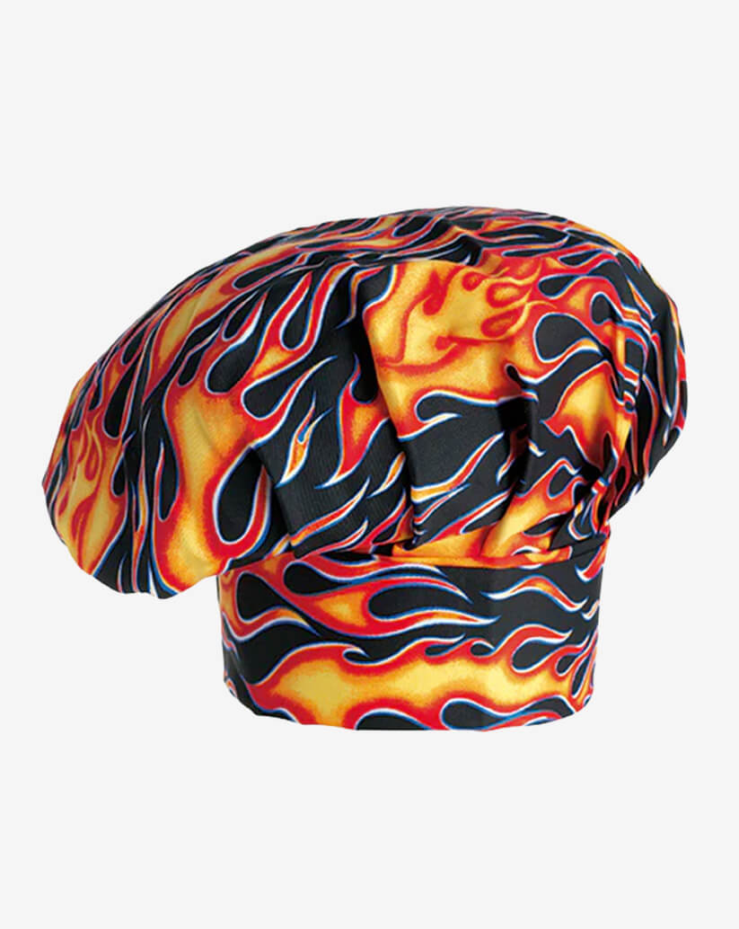 Cappello da cuoco nero in misto cotone con vivace fantasia a fiamme rosse, arancioni e gialle, fascia piatta regolabile con velcro e parte superiore a sbuffo.