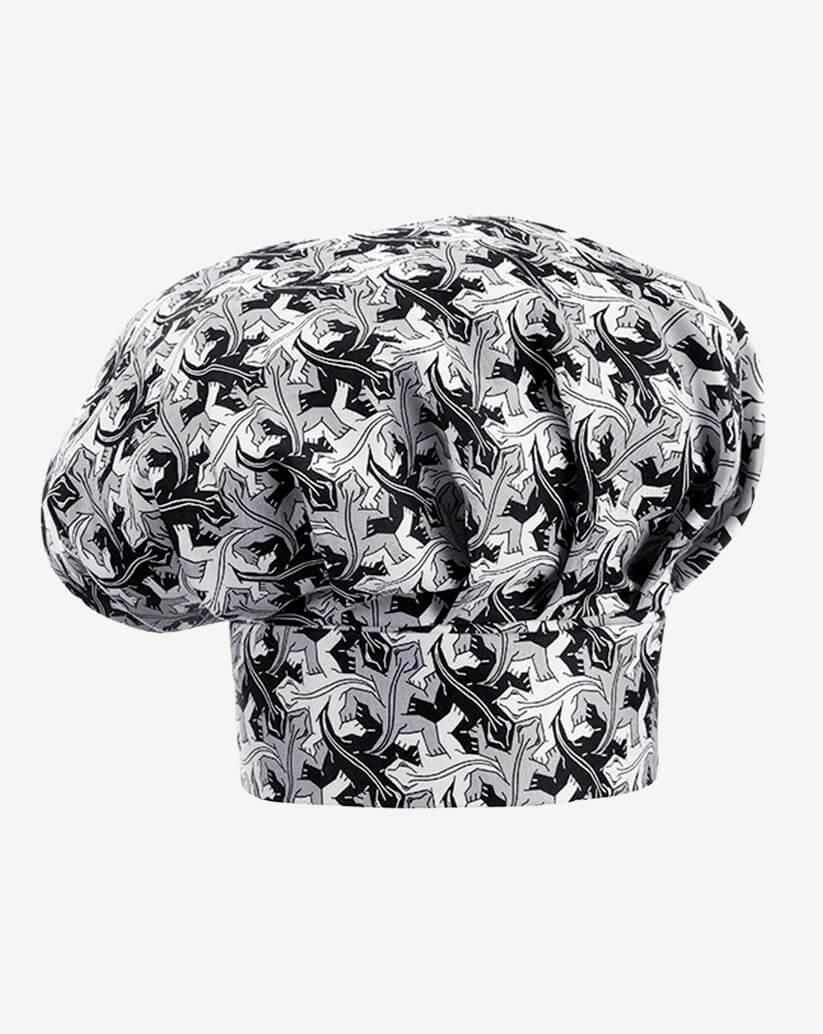 Cappello da cuoco bianco in misto cotone con fantasia grafica geometrica di gechi neri e grigi incastrati tra loro, fascia piatta regolabile con velcro e parte superiore a sbuffo.