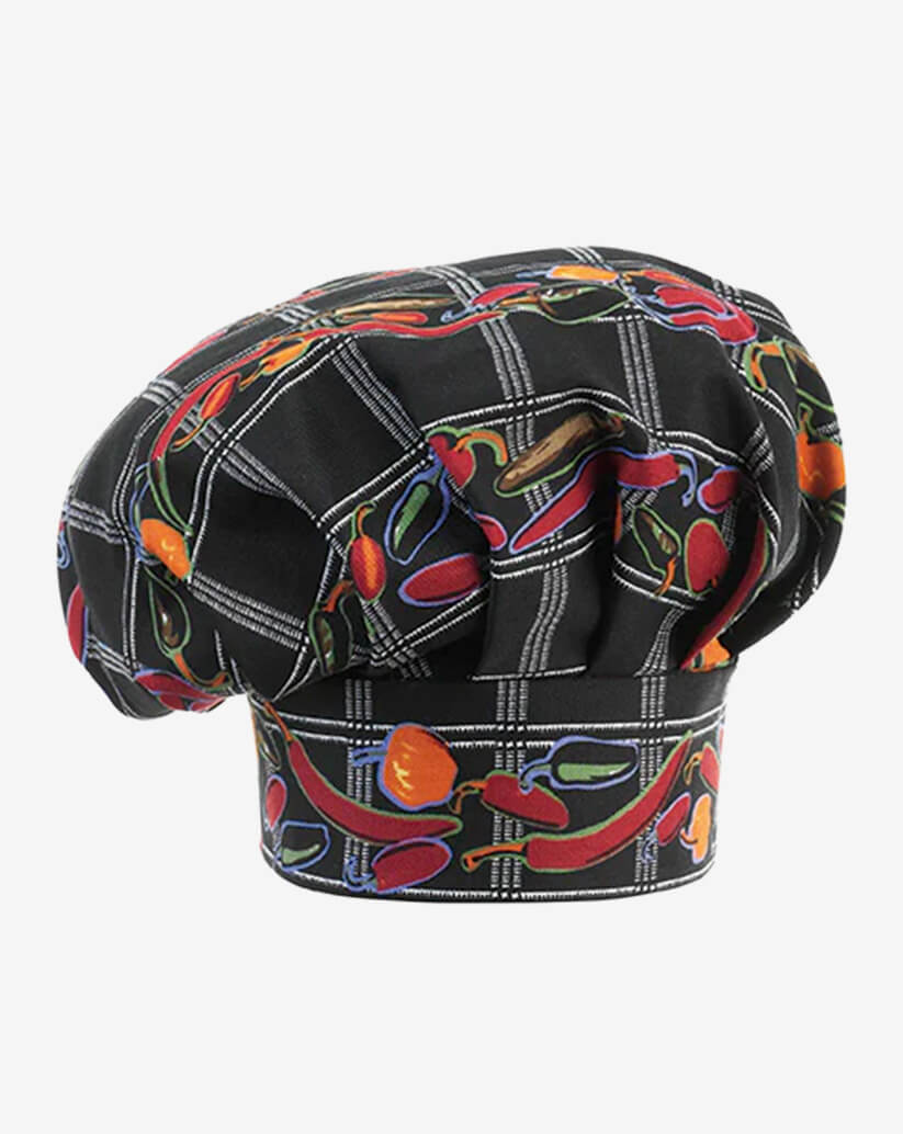 Cappello da cuoco nero in misto cotone con fantasia a scacchi bianchi e peperoncini multicolore, fascia piatta regolabile con velcro e parte superiore a sbuffo.