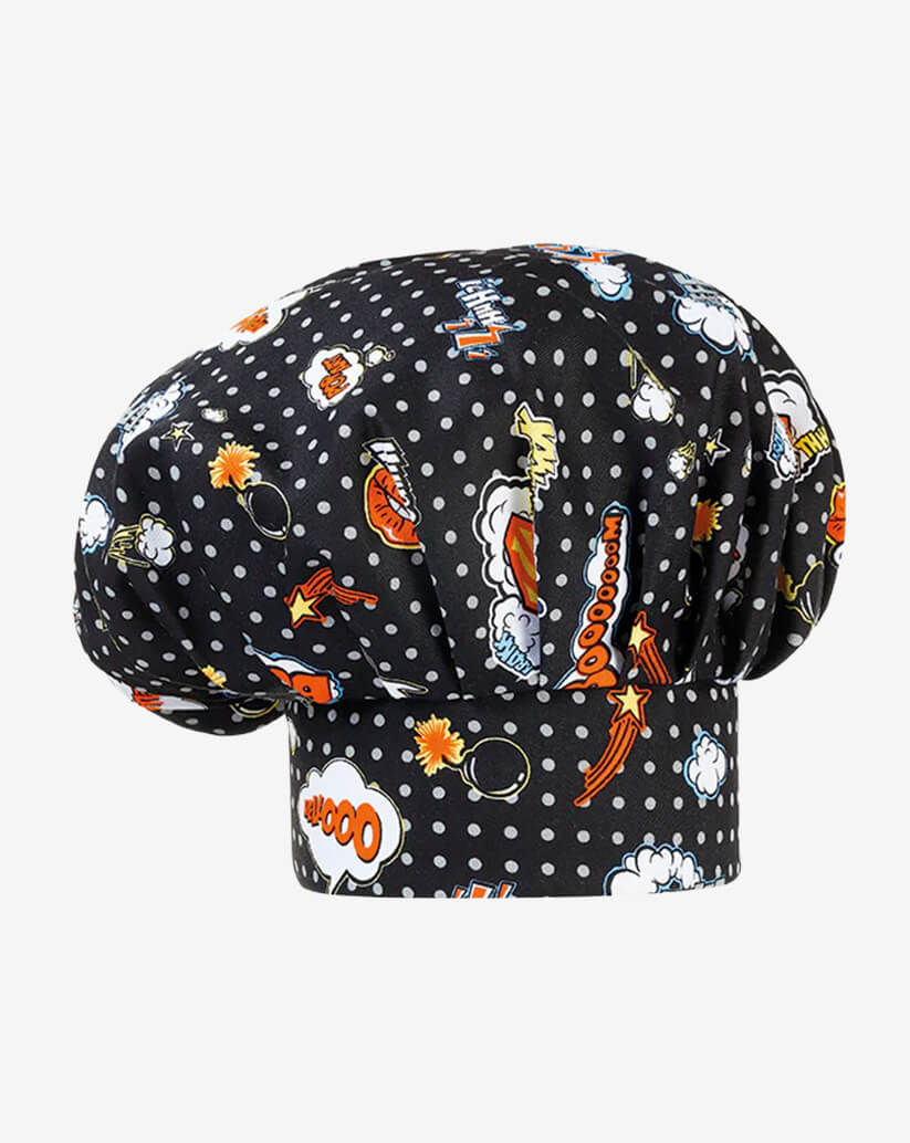 Cappello da cuoco nero in misto cotone con fantasia pop art a pois grigi e icone fumettistiche multicolore, fascia piatta regolabile con velcro e parte superiore a sbuffo.