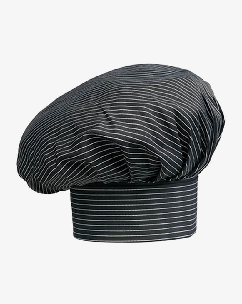 Cappello da cuoco nero a righe sottili bianche, con fascia piatta regolabile tramite velcro e parte superiore a sbuffo.